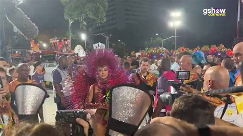 carnaval sabrina sato|De maiô ultracavado, Sabrina Sato distribui rosas ao público.